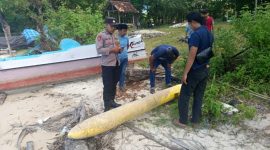 Petugas kepolisian mengamankan lokasi penemuan benda mencurigakan yang diduga mirip torpedo di wilayah Pulau Kangean.