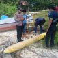 Petugas kepolisian mengamankan lokasi penemuan benda mencurigakan yang diduga mirip torpedo di wilayah Pulau Kangean.