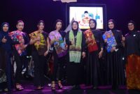 Ketua Dekranasda Kabupaten Probolinggo Ning Marisa Juwitasari Moh. Haris bersama para model dalam fashion show batik. (Foto : Kominfo/Haryo Rusdianto Susilo)
