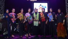 Ketua Dekranasda Kabupaten Probolinggo Ning Marisa Juwitasari Moh. Haris bersama para model dalam fashion show batik. (Foto : Kominfo/Haryo Rusdianto Susilo)