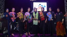 Ketua Dekranasda Kabupaten Probolinggo Ning Marisa Juwitasari Moh. Haris bersama para model dalam fashion show batik. (Foto : Kominfo/Haryo Rusdianto Susilo)