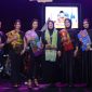 Ketua Dekranasda Kabupaten Probolinggo Ning Marisa Juwitasari Moh. Haris bersama para model dalam fashion show batik. (Foto : Kominfo/Haryo Rusdianto Susilo)