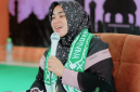 Neng Rida Umamah saat menyampaikan tausiyah dalam kegiatan majelis Peshona di Pamekasan.