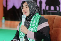 Neng Rida Umamah saat menyampaikan tausiyah dalam kegiatan majelis Peshona di Pamekasan.