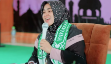 Neng Rida Umamah saat menyampaikan tausiyah dalam kegiatan majelis Peshona di Pamekasan.