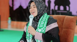 Neng Rida Umamah saat menyampaikan tausiyah dalam kegiatan majelis Peshona di Pamekasan.