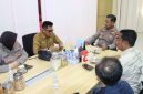Kapolres Sumenep AKBP Anang Hardiyanto memimpin rapat koordinasi terkait pengawasan BBM dan bahan pokok di Mapolres Sumenep.