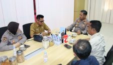 Kapolres Sumenep AKBP Anang Hardiyanto memimpin rapat koordinasi terkait pengawasan BBM dan bahan pokok di Mapolres Sumenep.