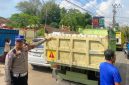 Petugas Satlantas Polres Sumenep bersama Bapenda saat melakukan penertiban kendaraan dalam operasi gabungan di Jalan Raya Pangarangan.