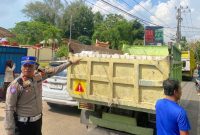 Petugas Satlantas Polres Sumenep bersama Bapenda saat melakukan penertiban kendaraan dalam operasi gabungan di Jalan Raya Pangarangan.