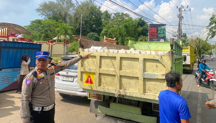 Petugas Satlantas Polres Sumenep bersama Bapenda saat melakukan penertiban kendaraan dalam operasi gabungan di Jalan Raya Pangarangan.