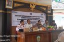 Kepala Dinas Perhubungan Bangkalan bersama narasumber saat kegiatan peningkatan keselamatan transportasi di Pendopo Kecamatan Bangkalan.
