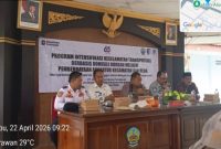 Kepala Dinas Perhubungan Bangkalan bersama narasumber saat kegiatan peningkatan keselamatan transportasi di Pendopo Kecamatan Bangkalan.