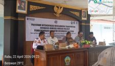 Kepala Dinas Perhubungan Bangkalan bersama narasumber saat kegiatan peningkatan keselamatan transportasi di Pendopo Kecamatan Bangkalan.