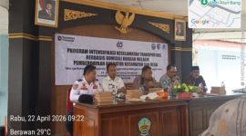 Kepala Dinas Perhubungan Bangkalan bersama narasumber saat kegiatan peningkatan keselamatan transportasi di Pendopo Kecamatan Bangkalan.