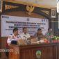 Kepala Dinas Perhubungan Bangkalan bersama narasumber saat kegiatan peningkatan keselamatan transportasi di Pendopo Kecamatan Bangkalan.