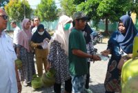Warga antre membeli LPG 3 Kg dalam operasi pasar yang digelar Pemkab Probolinggo bersama Pertamina.