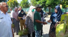 Warga antre membeli LPG 3 Kg dalam operasi pasar yang digelar Pemkab Probolinggo bersama Pertamina.