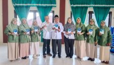 Kepala Disdik Sumenep bersama jajaran saat peluncuran Buku Pintar PAUD di Aula Al-Ikhlas Kemenag Sumenep.