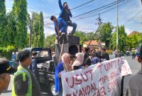 Mahasiswa saat orasi didepan kantor BRI Sumenep.