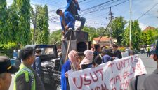 Mahasiswa saat orasi didepan kantor BRI Sumenep.