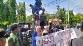 Mahasiswa saat orasi didepan kantor BRI Sumenep.