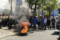 Bentuk kekecewaan mahasiswa terhadap BRI Sumenep sehingga membakar ban.