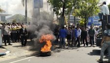 Bentuk kekecewaan mahasiswa terhadap BRI Sumenep sehingga membakar ban.