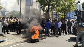 Bentuk kekecewaan mahasiswa terhadap BRI Sumenep sehingga membakar ban.