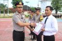 Kapolres Sumenep AKBP Anang Hardiyanto, S.I.K., saat memberikan reward.