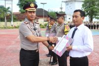 Kapolres Sumenep AKBP Anang Hardiyanto, S.I.K., saat memberikan reward.