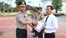 Kapolres Sumenep AKBP Anang Hardiyanto, S.I.K., saat memberikan reward.
