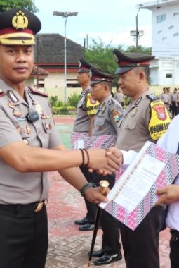 Kapolres Sumenep Beri Penghargaan Anggota Berprestasi atas Respons Cepat Laporan Warga