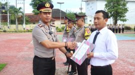 Kapolres Sumenep AKBP Anang Hardiyanto, S.I.K., saat memberikan reward.