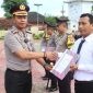 Kapolres Sumenep AKBP Anang Hardiyanto, S.I.K., saat memberikan reward.