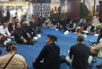 Para seniman dan budayawan mengikuti kegiatan Ngaji Budaya di Alun-alun Kraksaan sebagai ruang diskusi pemajuan kebudayaan daerah.
