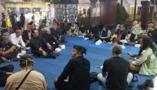 Para seniman dan budayawan mengikuti kegiatan Ngaji Budaya di Alun-alun Kraksaan sebagai ruang diskusi pemajuan kebudayaan daerah.