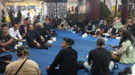 Para seniman dan budayawan mengikuti kegiatan Ngaji Budaya di Alun-alun Kraksaan sebagai ruang diskusi pemajuan kebudayaan daerah.