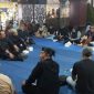 Para seniman dan budayawan mengikuti kegiatan Ngaji Budaya di Alun-alun Kraksaan sebagai ruang diskusi pemajuan kebudayaan daerah.