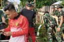 Personel Yonif 93/Ksatria Joko Tole bersama petugas DLH Sumenep melakukan aksi bersih-bersih di bantaran Kali Marengan, Desa Pabian.