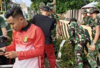 Personel Yonif 93/Ksatria Joko Tole bersama petugas DLH Sumenep melakukan aksi bersih-bersih di bantaran Kali Marengan, Desa Pabian.