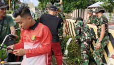 Personel Yonif 93/Ksatria Joko Tole bersama petugas DLH Sumenep melakukan aksi bersih-bersih di bantaran Kali Marengan, Desa Pabian.
