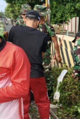 Yonif 93/JKT dan DLH Sumenep Bersihkan Bantaran Kali Marengan