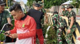 Personel Yonif 93/Ksatria Joko Tole bersama petugas DLH Sumenep melakukan aksi bersih-bersih di bantaran Kali Marengan, Desa Pabian.