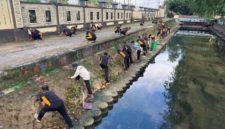 Personel Polres Sumenep melakukan kerja bakti membersihkan lingkungan Mapolres sebagai bentuk dukungan Gerakan Nasional Indonesia Asri.