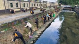 Personel Polres Sumenep melakukan kerja bakti membersihkan lingkungan Mapolres sebagai bentuk dukungan Gerakan Nasional Indonesia Asri.