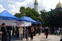 pengurus Masjid Nurul Huda Munjul Jaya menggelar kegiatan makan gratis bagi masyarakat dan jamaah.