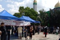 pengurus Masjid Nurul Huda Munjul Jaya menggelar kegiatan makan gratis bagi masyarakat dan jamaah.