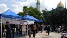 pengurus Masjid Nurul Huda Munjul Jaya menggelar kegiatan makan gratis bagi masyarakat dan jamaah.