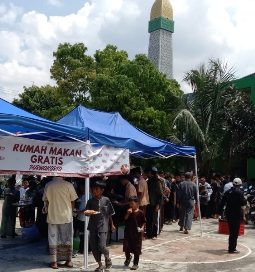 Rumah Makan Gratis di Masjid Nurul Huda Munjul Jaya Bagikan 1.000 Porsi kepada Jamaah